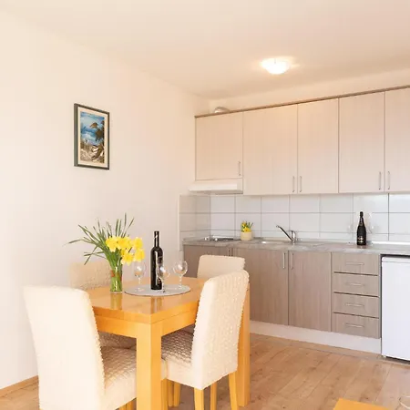 Stunning Apartment In Duce With Wifi